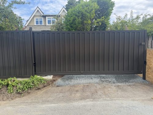 TG01 Cantilever Aluminum Privacy Panel in Vancouver