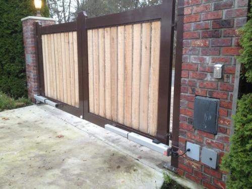 TG423 Double swing gate aluminum frame with wood in-fill in Richmond