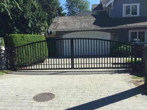 TG522 Double swing gate aluminum pickets in Vancouver