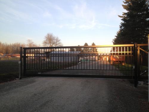 TG557 Cantilever sliding gate aluminum pickets with rings