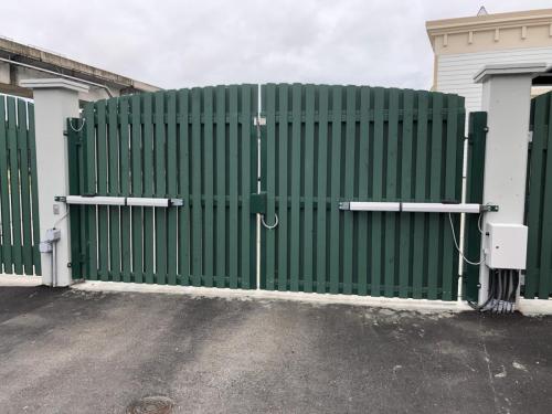 TG739 Double swing gate-Aluminum frame with hydraulic arms in Richmond YVR outlet mall